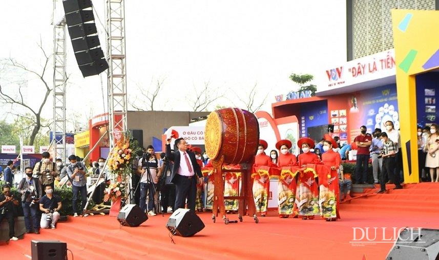 Bí thư Trung ương Đảng, Trưởng Ban Tuyên giáo Trung ương Nguyễn Trọng Nghĩa đánh trống khai mạc Hội báo 2022